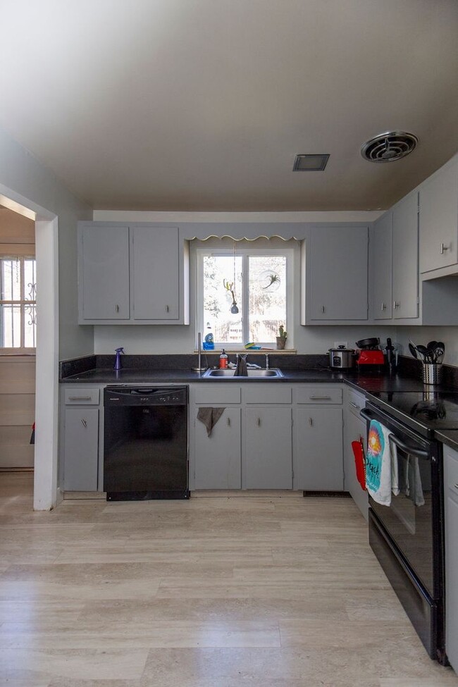 Building Photo - Students Welcome! 3 Bedroom Great Location!