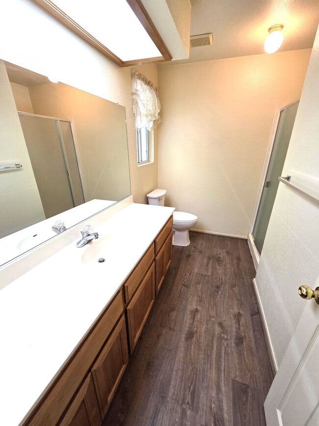 Building Photo - Immaculate 3 Bedroom 2 Bath Home