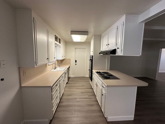 Building Photo - 1321 Palomar Way