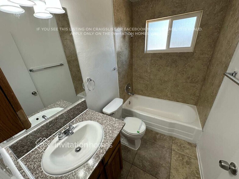 Building Photo - 1831 N 35th Pl