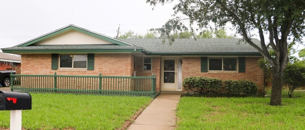 Primary Photo - 118 Catalina Cir