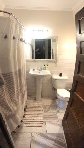 Building Photo - 2404 Lyndale Ave S