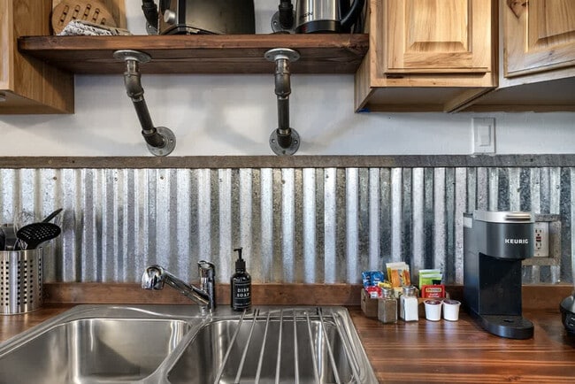 Building Photo - 402 N Foys Lake Dr