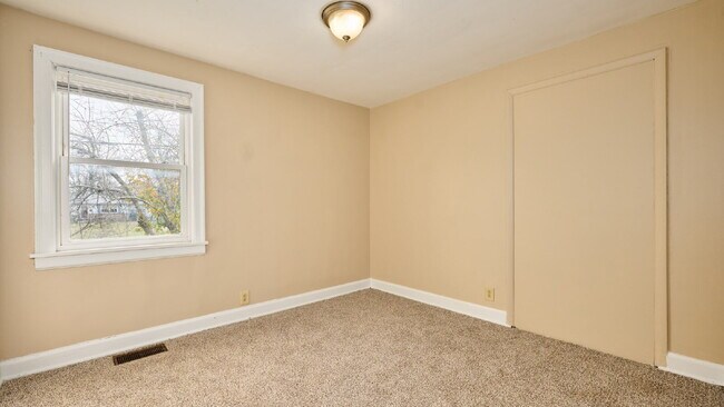 Building Photo - For Rent: 2BR, 1BA duplex (Do not apply without speaking with us first.)