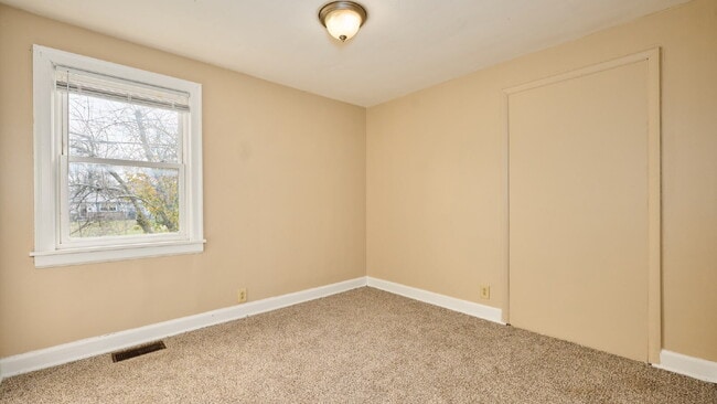 Building Photo - For Rent: 2BR, 1BA duplex