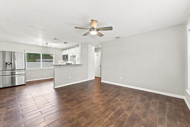 Building Photo - 7235 Orpine Dr N