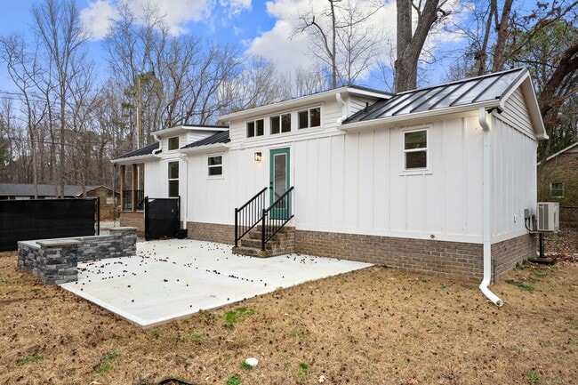 Building Photo - Beautiful 2 bed/1.5 bath with large fenced yard and separate office!