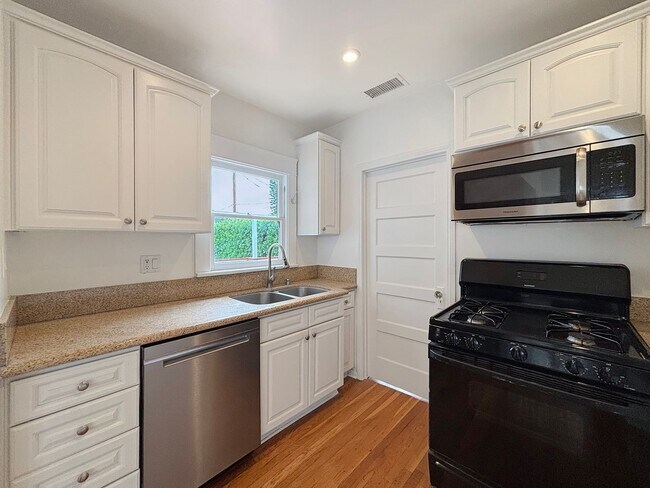 Building Photo - Stunning 3BD/1.5BA Home in North Park W/ W...