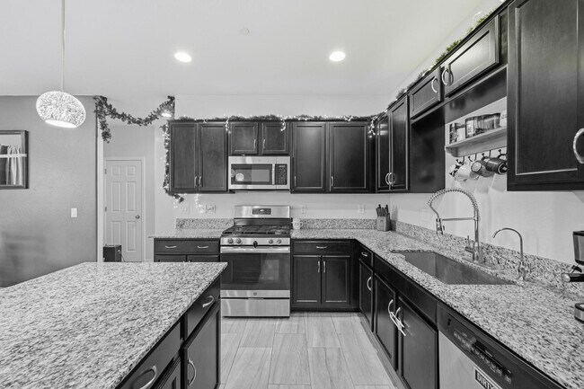 Building Photo - 21359 W Alvarado Rd