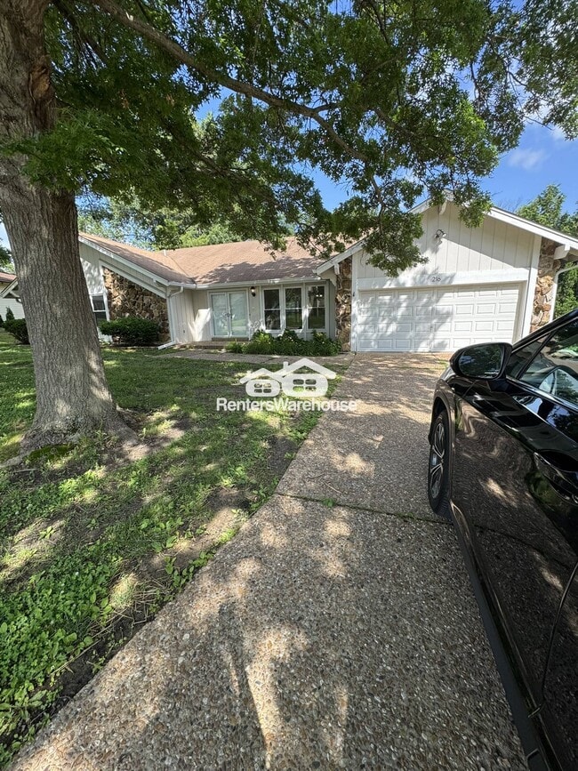 Primary Photo - 216 Rue Grand Dr