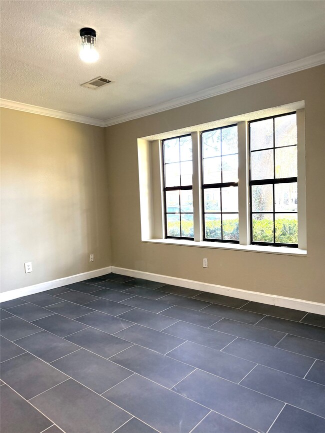 Building Photo - 3800 September Dr