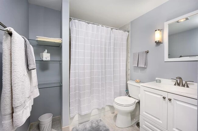 Building Photo - 40 E Delaware Pl