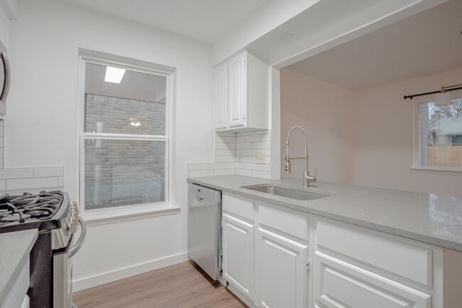 Building Photo - 2800 Bushnell Dr