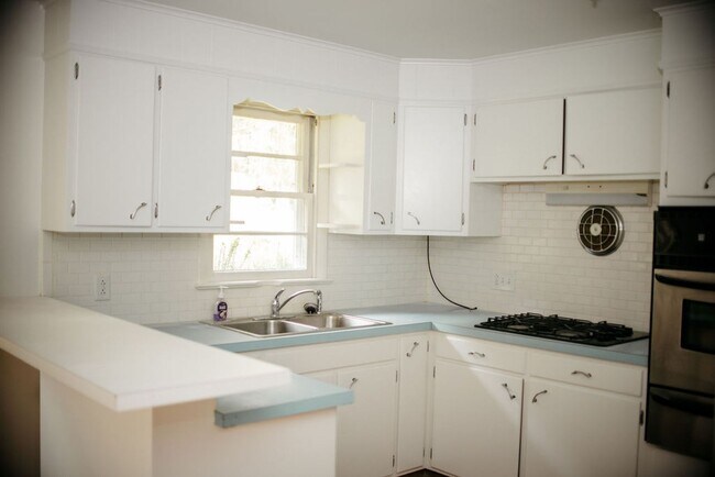 Building Photo - 425 Spring Dr