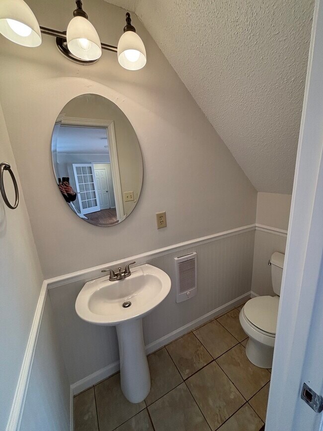 Building Photo - 3 Bedroom/1.5 Bath Charming House Large Fenced Yard