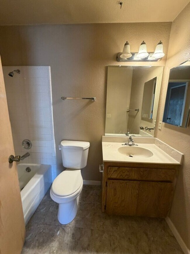 Building Photo - Charming 2 Bedroom, 1 Bath Home with Garage & Fireplace