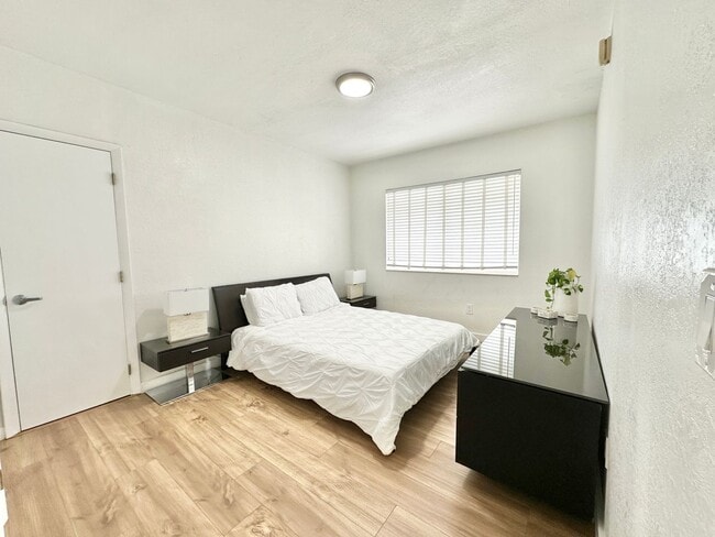 Building Photo - LARGE 1 BEDROOM FULLY FURNISHED IN WATERFR...