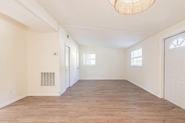 Building Photo - Annual Rental – Pet-Friendly Charming Napl...