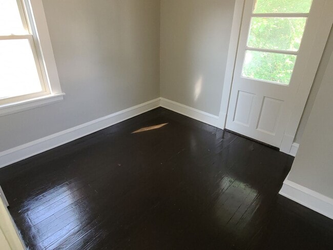 Building Photo - Single Family Home 4 Bedroom and 1 Bath Fo...