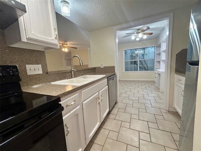 Building Photo - 2456 Country Club Dr