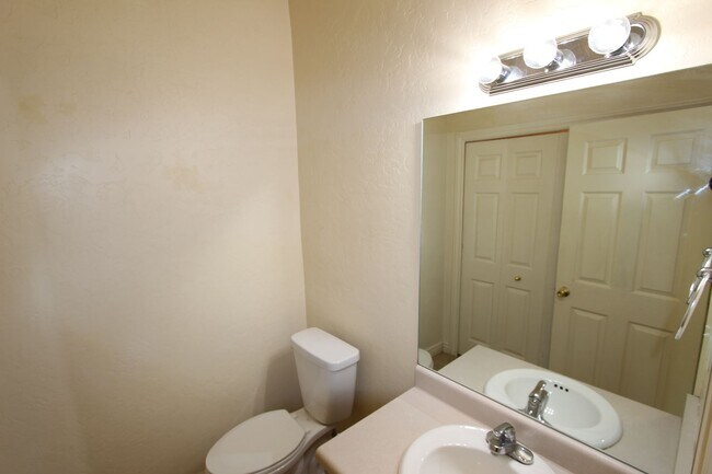 Building Photo - 1478 E Ivy Ln