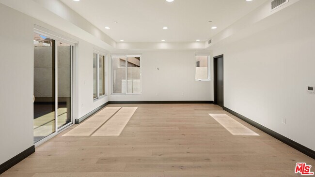 Building Photo - 118 Orlando Ave