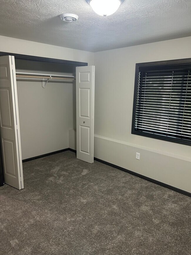 Building Photo - 4 bed 3 bath Townhome For Rent!