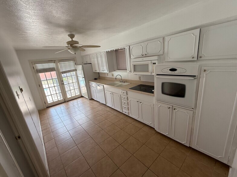 Building Photo - 8620 Baltimore Dr