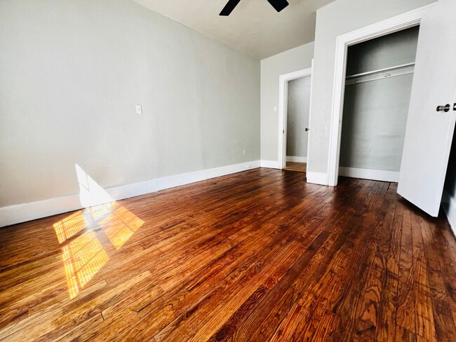 Building Photo - Large 1BD 1BA Duplex with Bonus Area Locat...