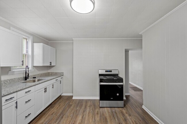 Building Photo - Beautiful 2 Bedroom home in Whitaker available February 1!