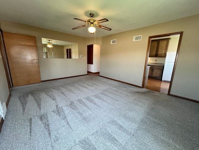 Building Photo - East Side 2 Bed/2 Bath w/ Bonus Room!