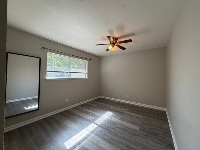 Building Photo - Upstairs 2/1 home in Greenback Estates