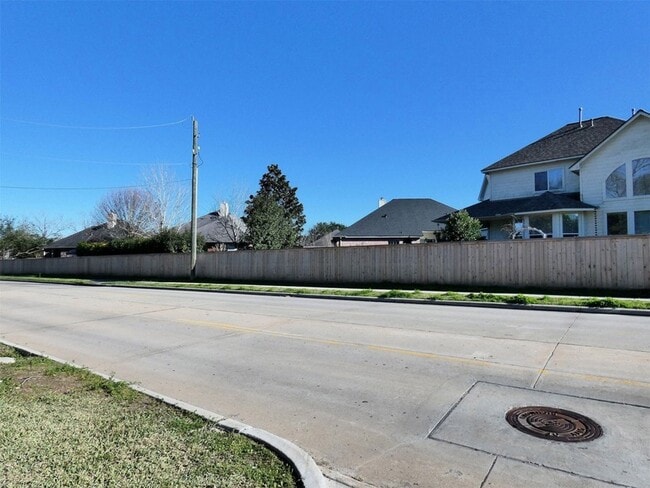 Building Photo - 604 Golfview Dr