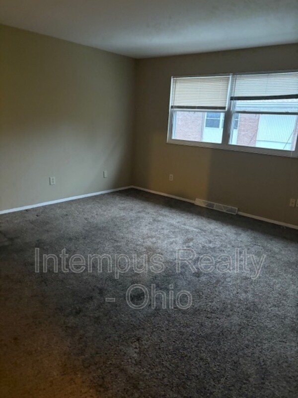 Building Photo - 57 Willow Dr