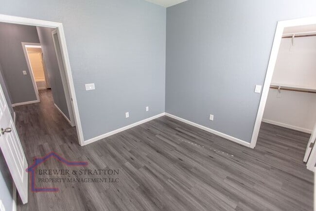 Building Photo - 391 S 163rd Dr - 4BR, 2BA - Sarival/Van Buren