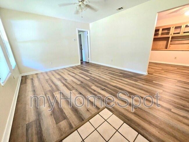 Building Photo - 909 Springbrook Ave