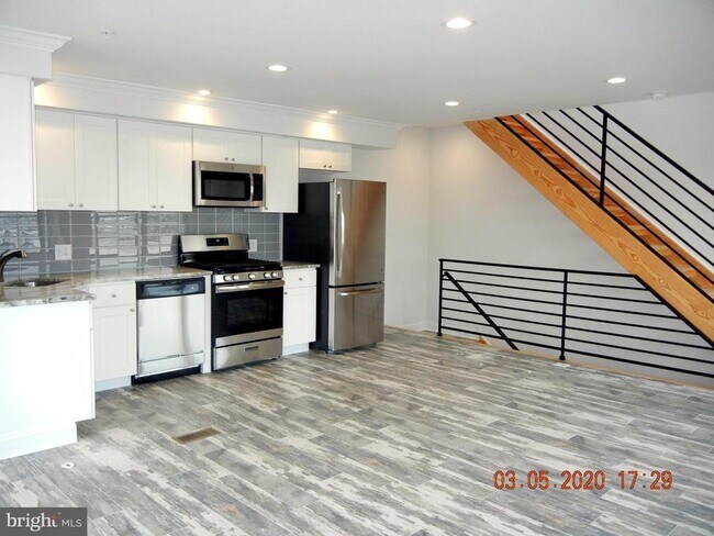 Building Photo - 2700 S 10th St