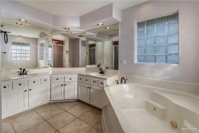 Building Photo - 2318 Flushing Meadows Dr