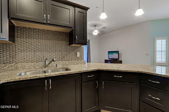 Building Photo - 308 S Manzanita Dr