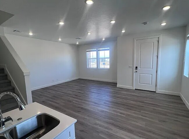 Building Photo - 491 W Bronze Ridge PI