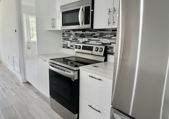 Building Photo - SHARING A BEAUTIFUL LARGE HOME