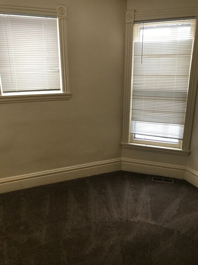 Building Photo - 2932 15th Ave S