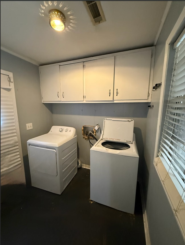 Building Photo - 3 bedroom 2 bath home located in quiet neighborhood