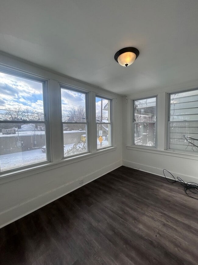 Building Photo - Updated 3 Bedroom Home l Marhsall Shadeland