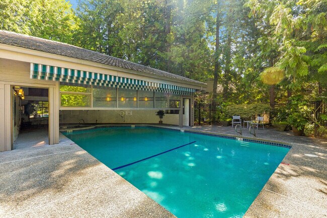 Building Photo - 1264 Bellevue Way NE