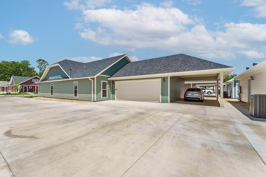 Building Photo - Hawthorne Grove