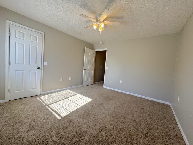 Building Photo - 6829 Meadow Creek Dr