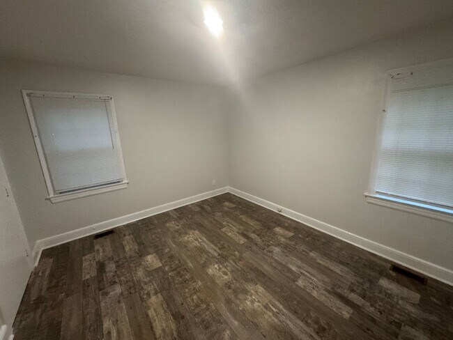Building Photo - 3 Bedroom House - Excellent value for Bric...