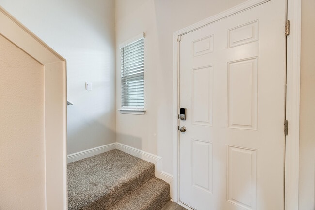 Building Photo - 1004 McLaren Cir