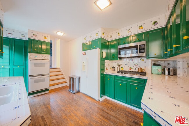 Building Photo - 3015 Beachwood Dr